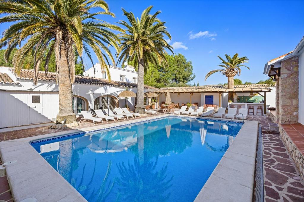 House - Sleeps 10 to 34 - Heated Pool - Parking