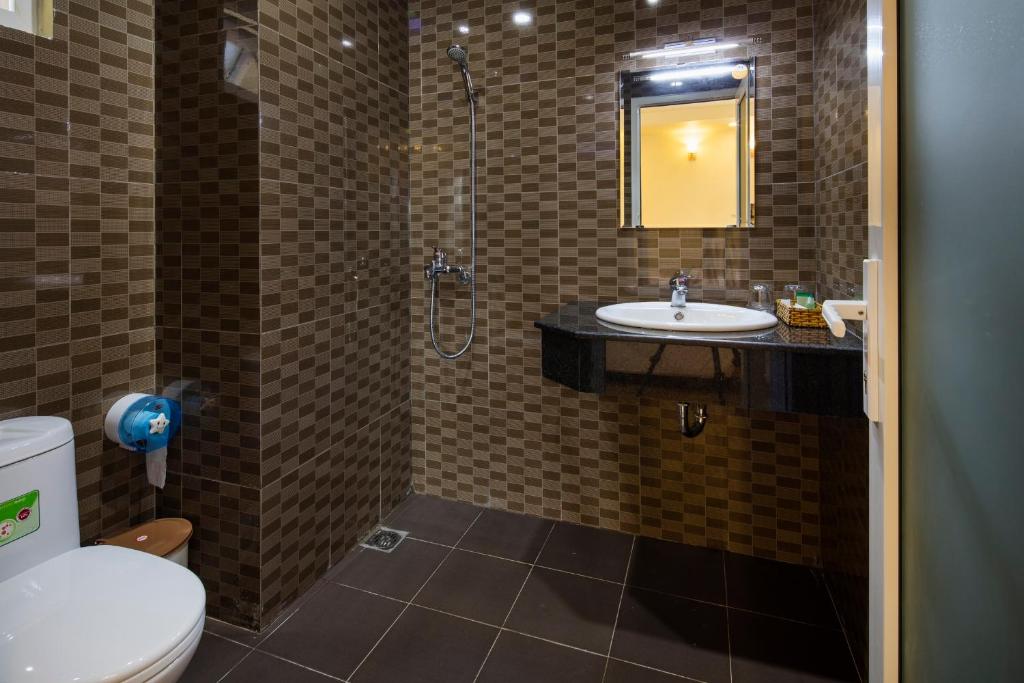 a bathroom with a sink and a toilet at Lucky Phu Quoc Hotel in Phú Quốc