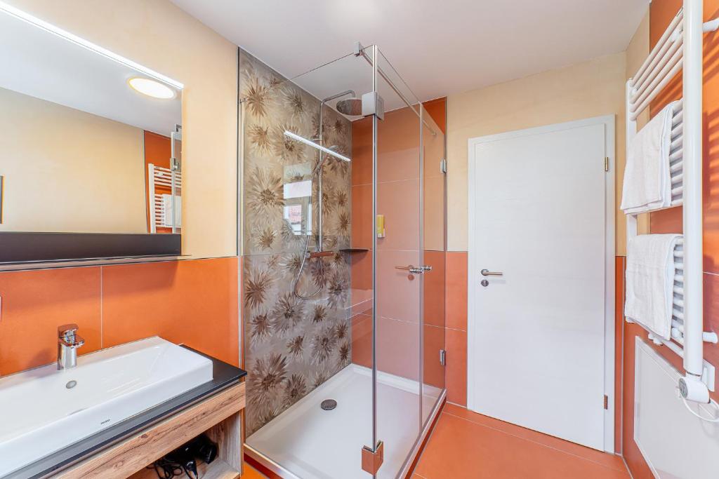 a bathroom with a shower and a sink at Apartment "Hopfenblume" in Spalt