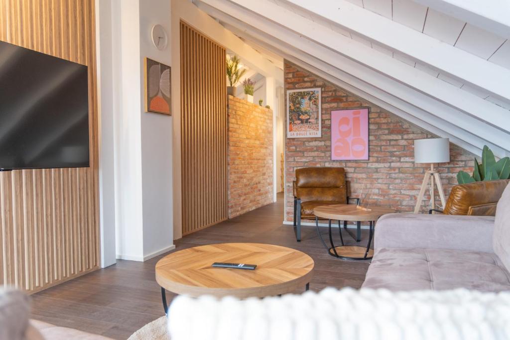 a living room with a couch and a tv at Eggstätt am Chiemsee, Auto-Check-in 24-7, gratis Parkplatz an der Unterkunft, Netflix & Amazon Prime inc, voll ausgestattet in Eggstätt