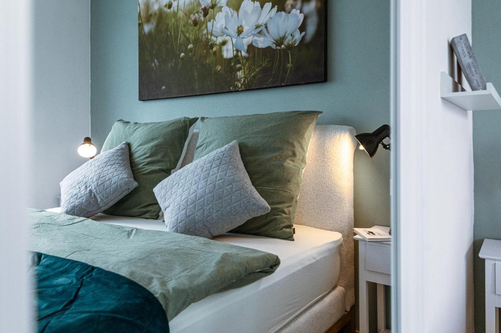 a bedroom with blue walls and a bed with pillows at Skandi Streudorf in Muhr amSee