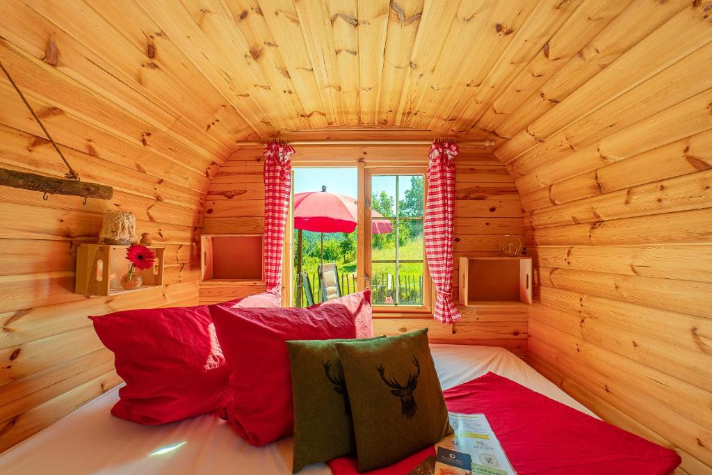 a room with a bed in a log cabin at Weinbergsauna in Großweingarten