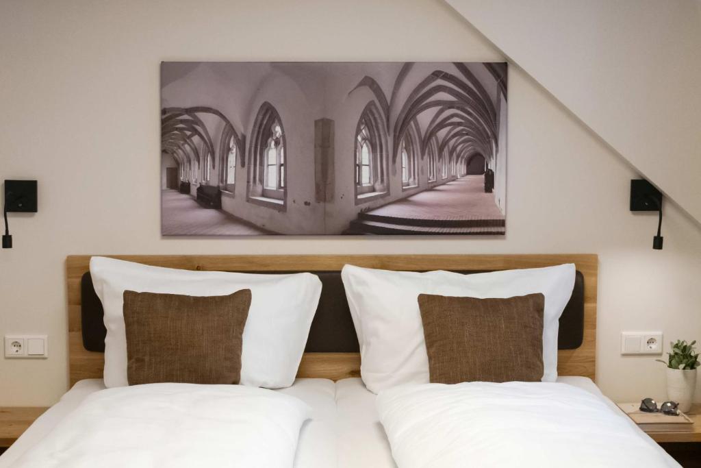 a bedroom with two beds and a painting on the wall at Doppelzimmer 3 in Heidenheim