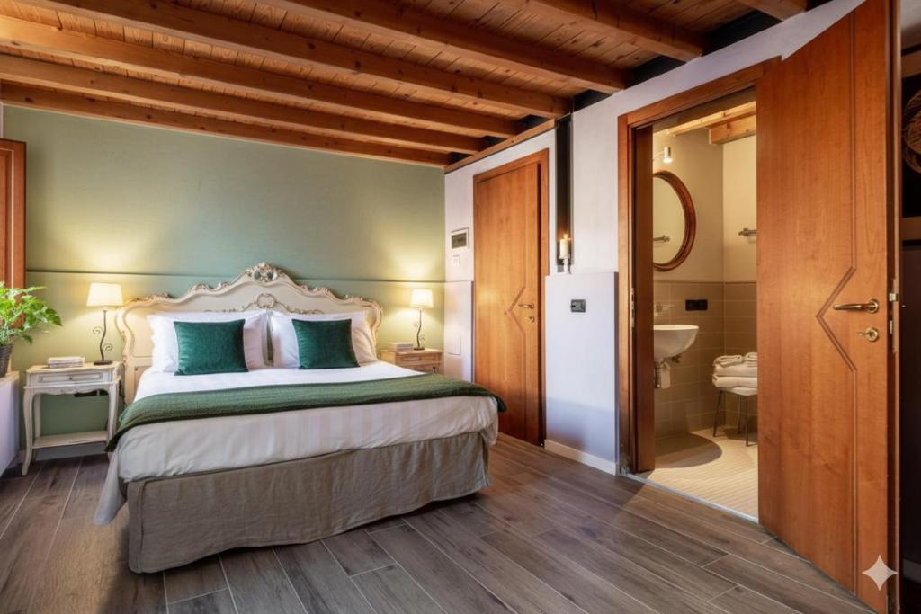 a bedroom with a large bed and a bathroom at V nice rooms in Venice