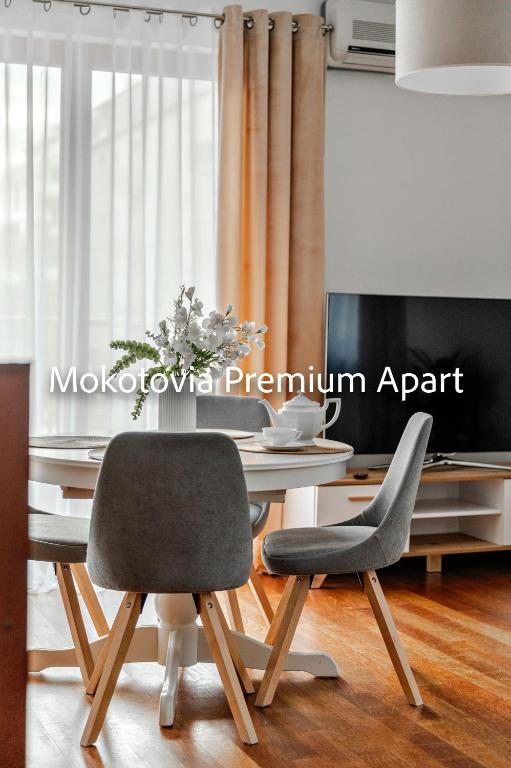 a dining room with a table and two chairs at Mokotovia Premium Apart 100m2, garaż, winda, 5 łóżek, wanna, prysznic, 2 toalety, f-VAT in Warsaw