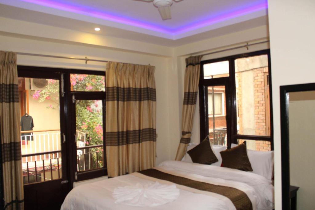 Postel nebo postele na pokoji v ubytování Hotel Gallery Nepal