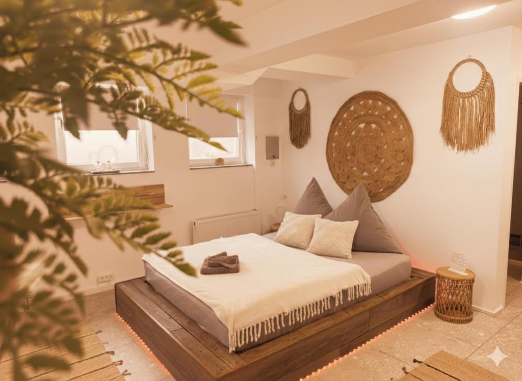 a bedroom with a bed in a room at BOHO Apartment Auréa nähe Salzburg in Freilassing