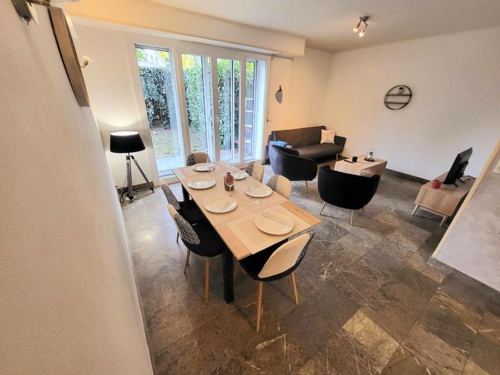 a living room with a wooden table and chairs at Sasseres Appart Souplex 6 pers Extérieur in Argelès-Gazost