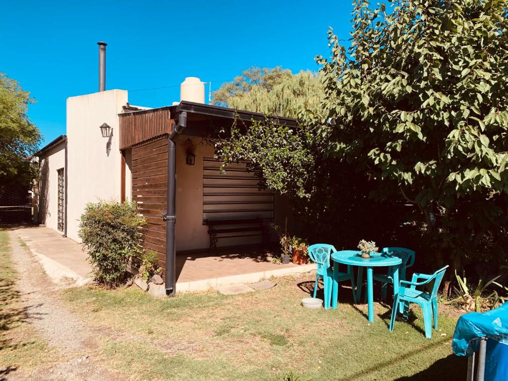 a table and chairs in the yard of a house at Casita de Noe in Tandil