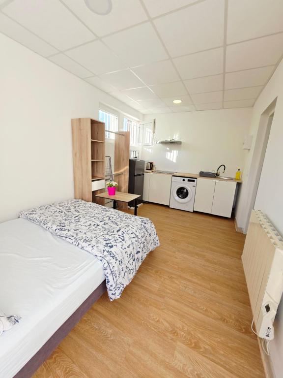 Llit o llits en una habitació de Modern studio