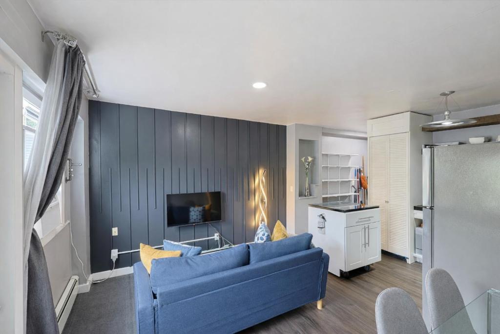 ein Wohnzimmer mit einer blauen Couch und einem Fernseher in der Unterkunft Stylish and Pet-Friendly Apartment in Beacon in Beacon