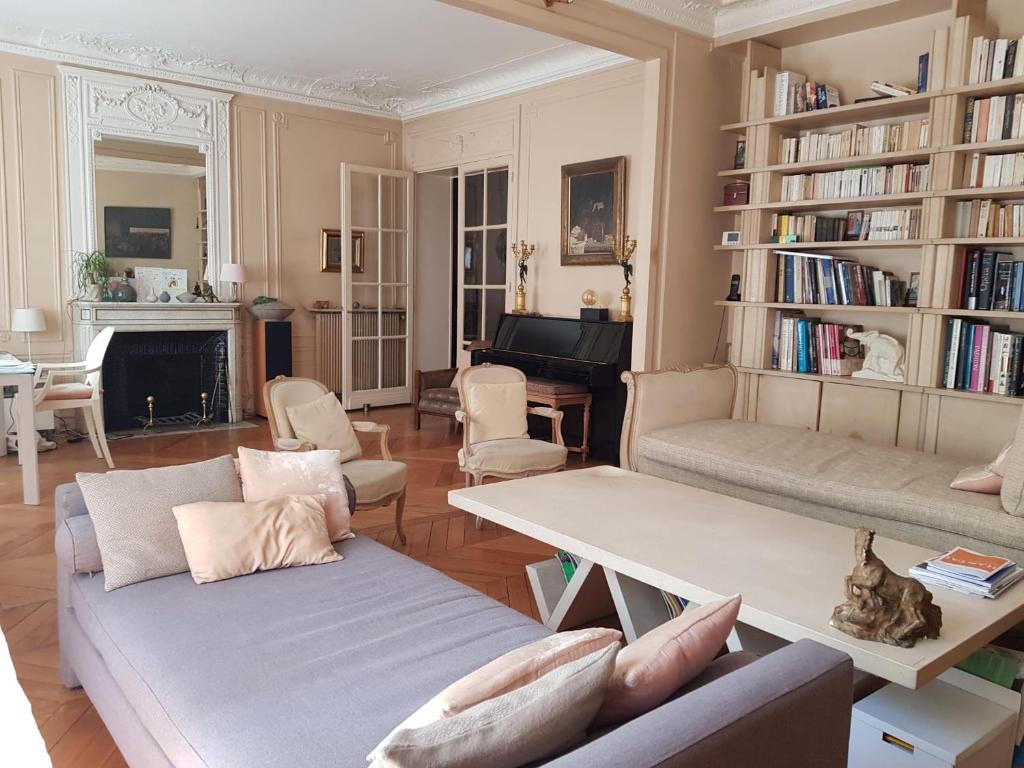 2 Private rooms in an Elegant Haussmannian Appartement