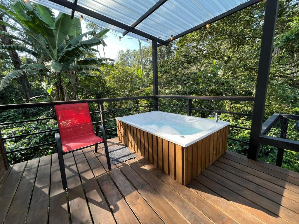 Cabaña tipo glamping en finca cafetera con zonas verdes, avistamiento de aves, paisaje cafetero - Housity