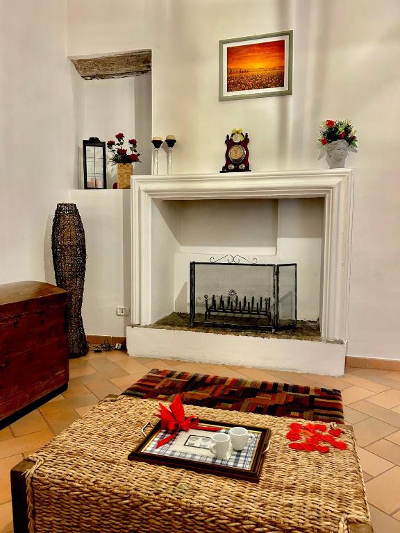 a living room with a fireplace with a red bow at Il Nido in Spello