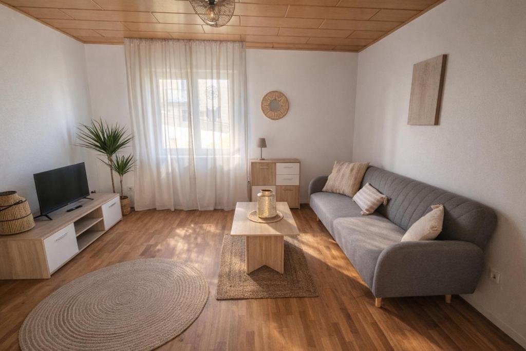 a living room with a couch and a table at Ferienwohnung Wie dehemm in Sankt Ingbert
