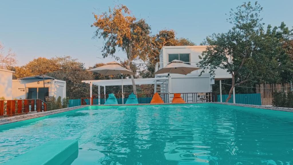 a large swimming pool in front of a building at Hotelru Koh Larn-โฮเต็ลรุ เกาะล้าน in Ko Lan