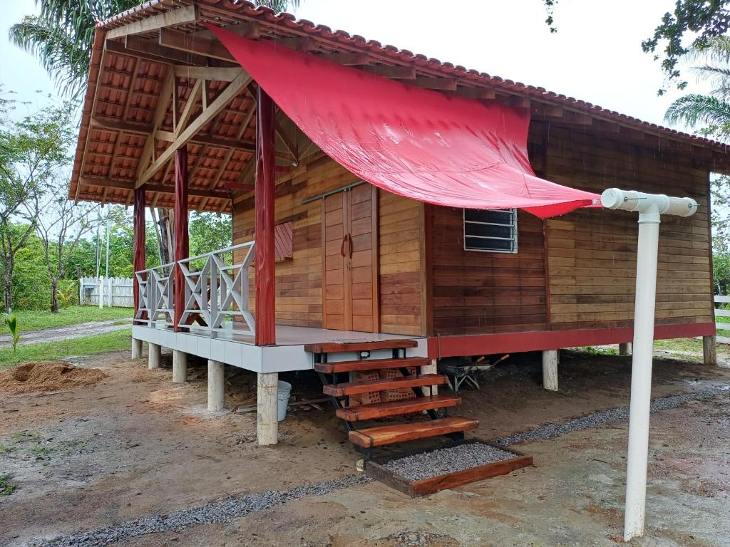 ein kleines Holzhaus mit rotem Dach in der Unterkunft Casa vermelho in Saint-Georges