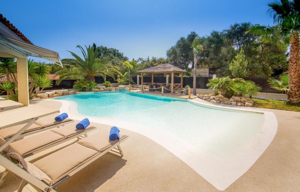 Stunning Villa with Large Pool, Billiard room and Mini-golf