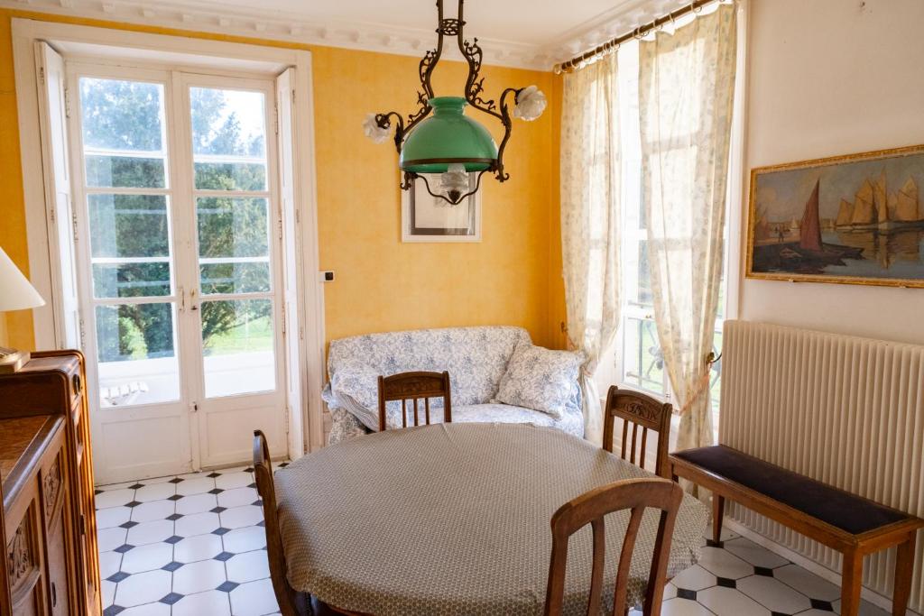 Château de Choloy - Two-Bedroom Family Apartment