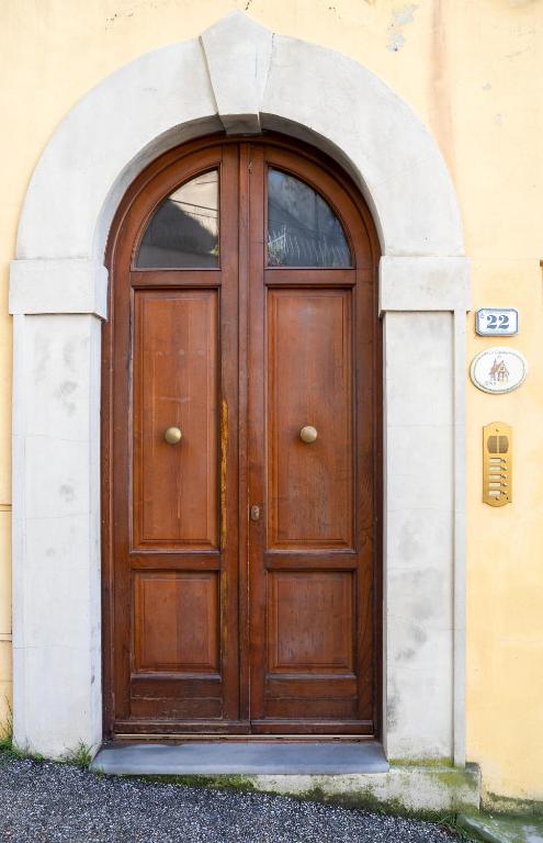 a wooden door in an arched doorway of a building at La casina di Zora in Lorenzana