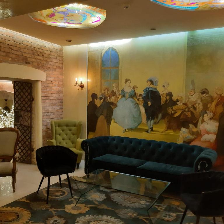 a living room with a painting on the wall at Hotel Wenecki in Częstochowa
