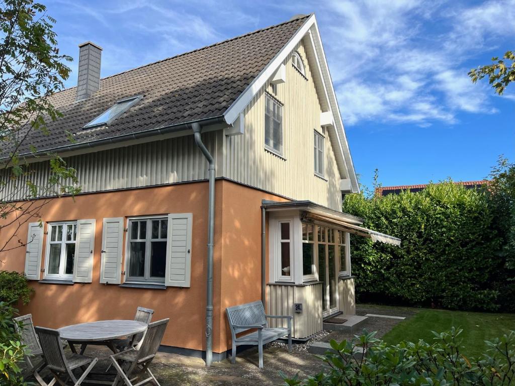 a house with a table and chairs in front of it at Ferienhaus Werder in Zingst in Zingst