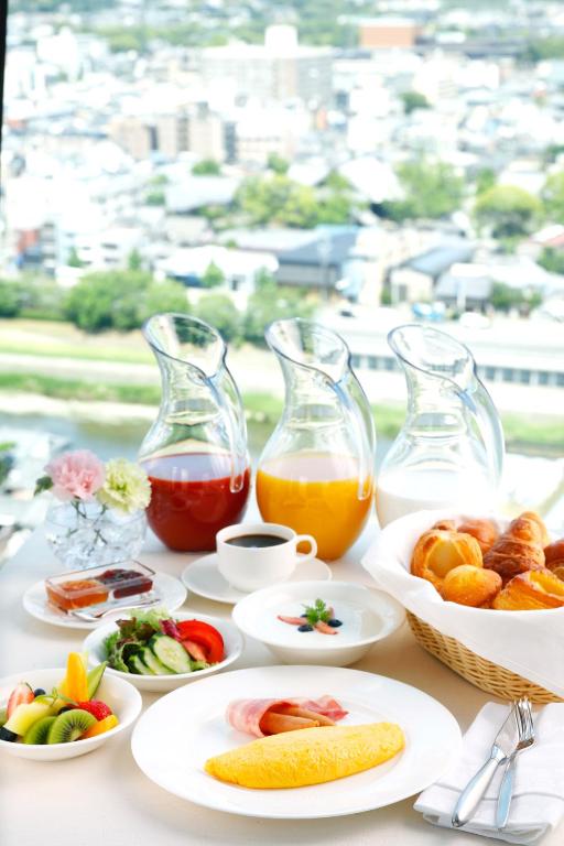 京都市にあるホテルオークラ京都のテーブル(食器プレート、ジュース2本付)