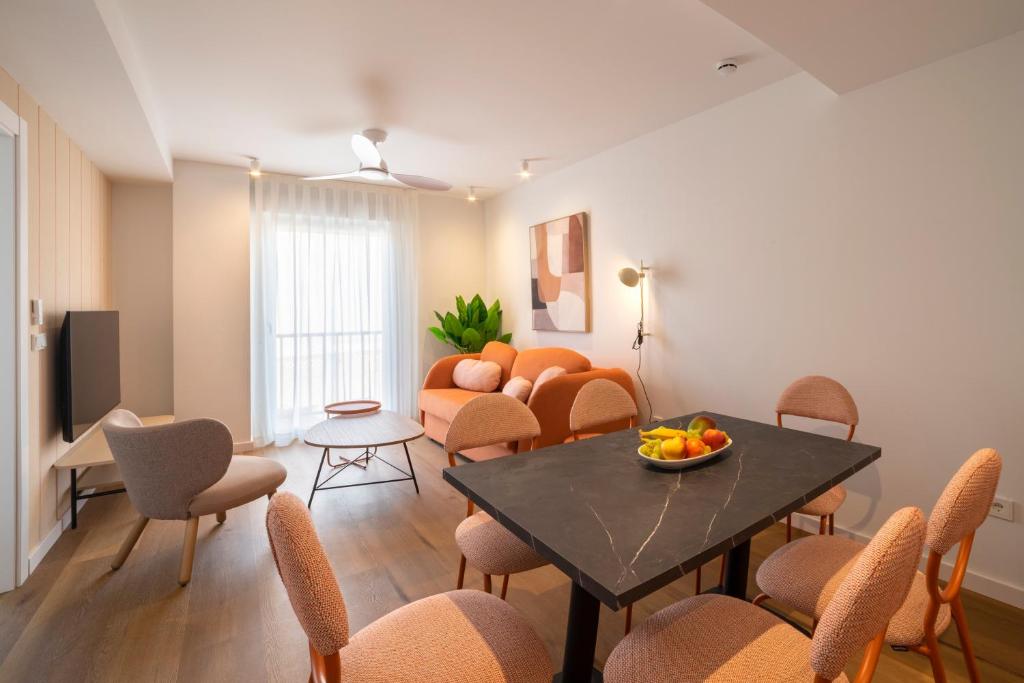a living room with a table and chairs at Ahoy Plaza Mayor in Elda