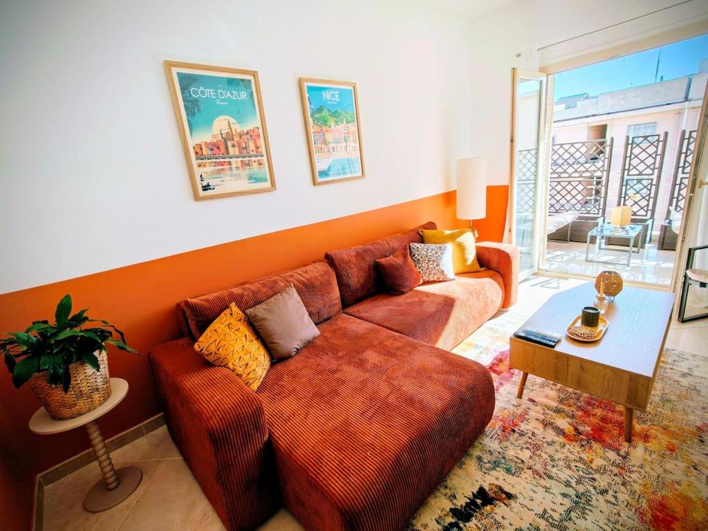 Modern Gem 200m from Beaches with Balcony, AC and Tram