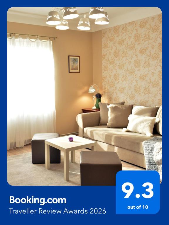 a living room with a couch and a table at Vadvirágos in Igal