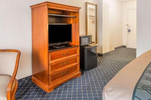 North Miami Beach Gardens Inn & Suites - 