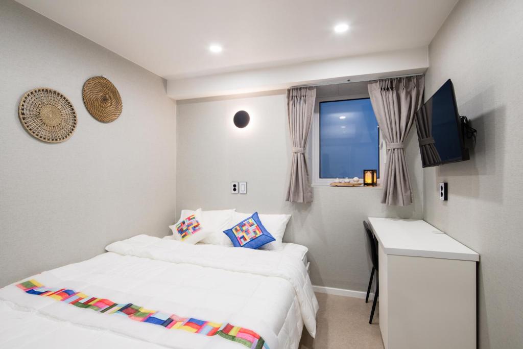 En eller flere senger på et rom på Hostel Mega Daechi