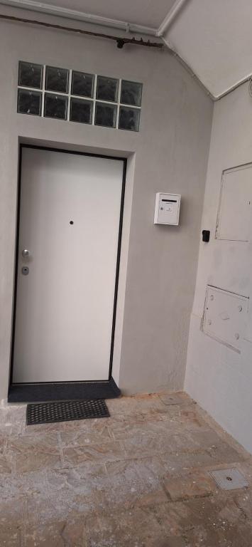 ein weißes Garagentor mit einem Fenster in einem Zimmer in der Unterkunft Casa Lab in Senise