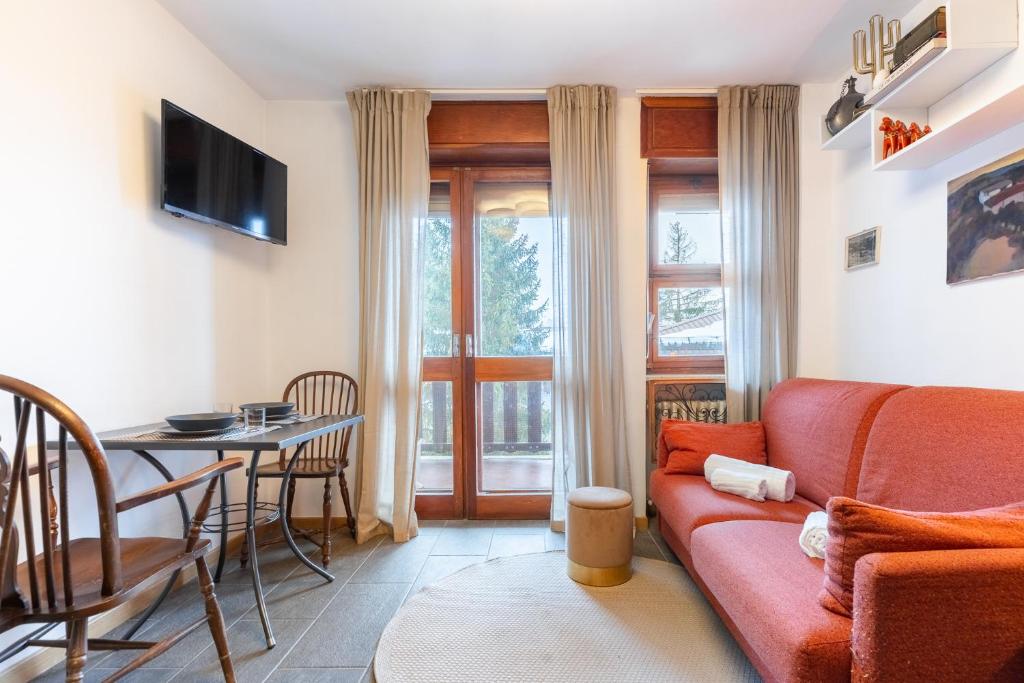 a living room with a couch and a table at Hostdomus - Clotes 33 in Sauze d'Oulx