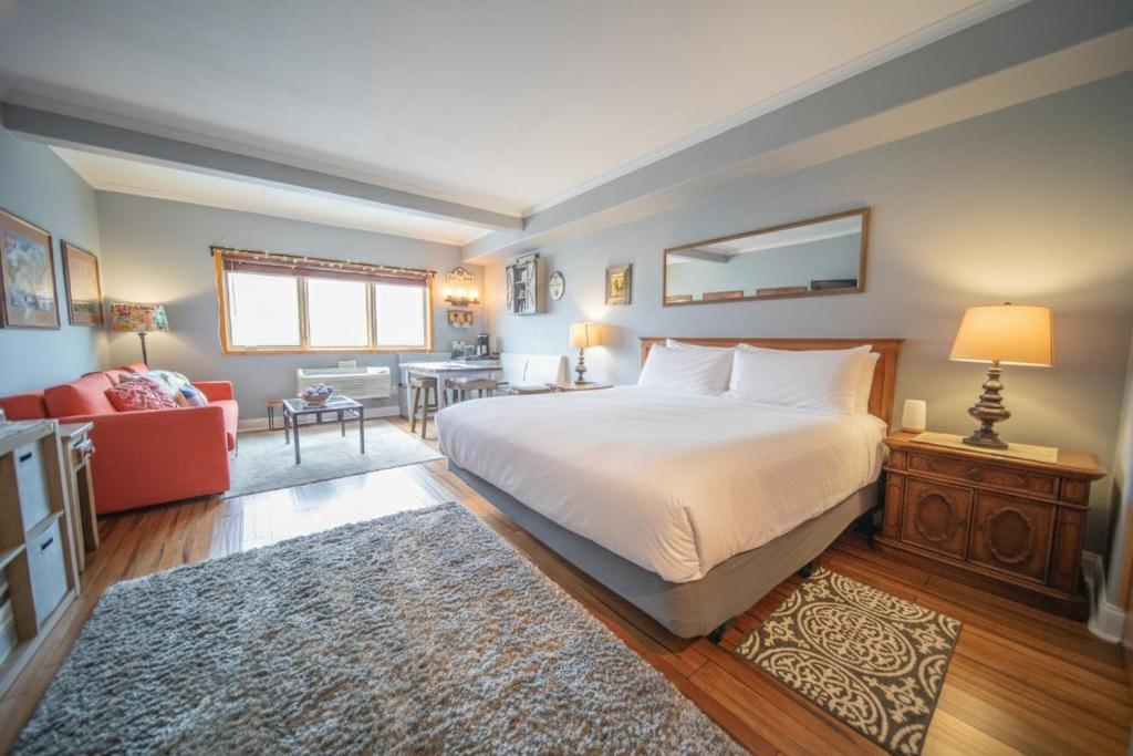 a bedroom with a bed and a living room at Gateway Lodge 5084 by SummitCove Lodging in Colorado in Keystone