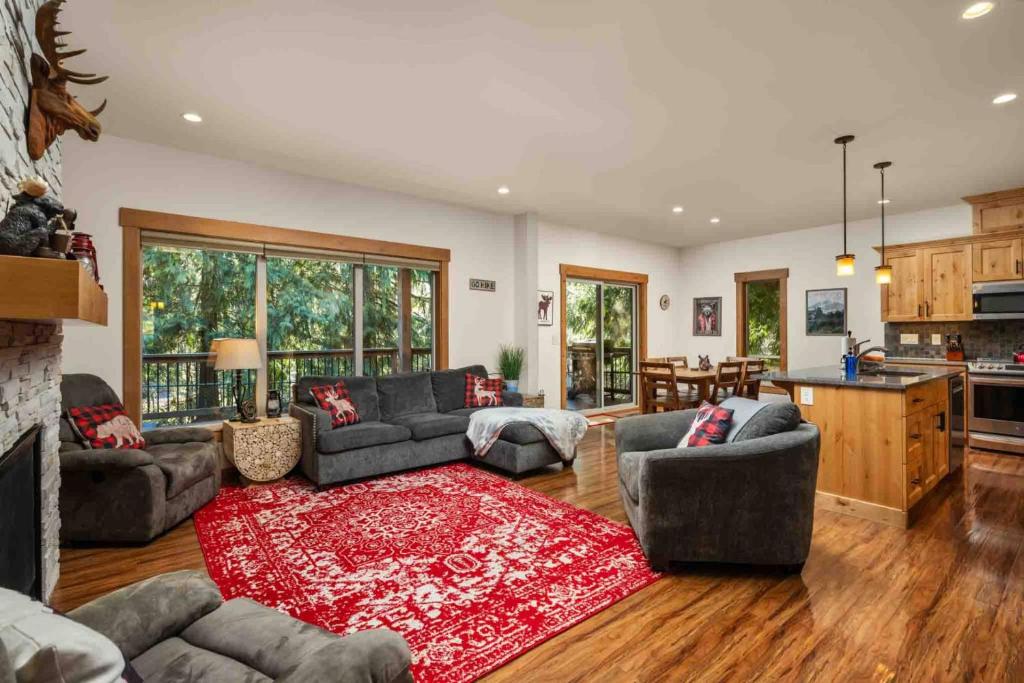 a living room with couches and a red rug at Moose Meadow in Welches