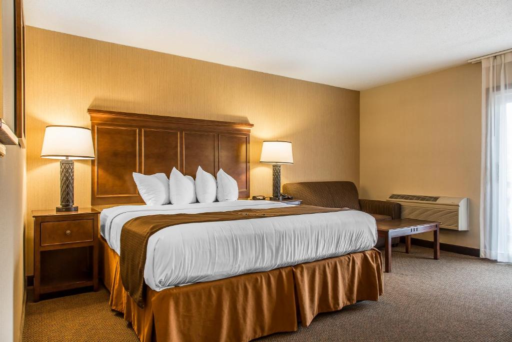 The Black Swan Lee - Lenox, an Ascend Collection Hotel photo