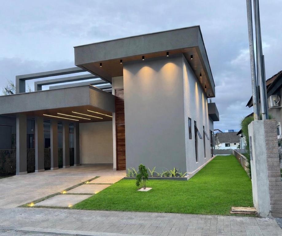 an external view of a building with a green lawn at Flat Cerejeiras - Condomínio Privado in Bananeiras