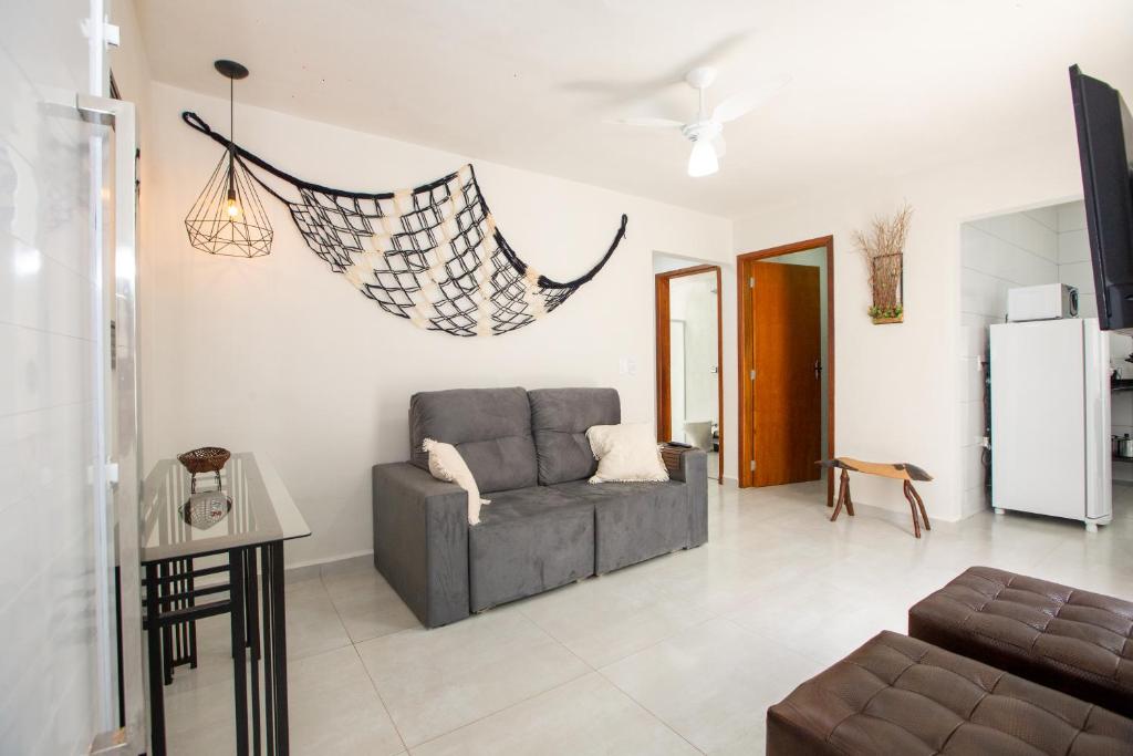a living room with a couch and a table at Jahu Center Casas Un 2 in Jaú