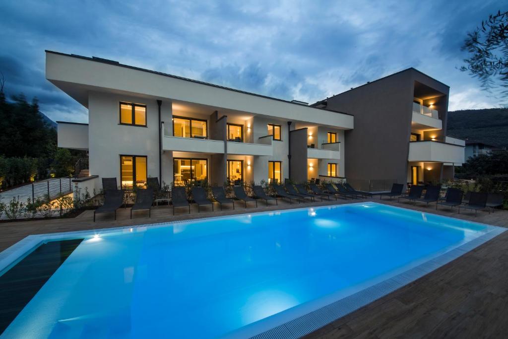 Bazén v ubytování Riva Lake Lodge nebo v jeho okolí