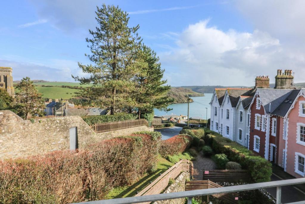 a view of a group of houses and a river at 4 The Elms in Salcombe