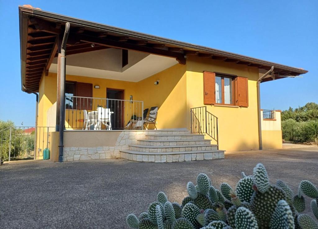 a house with a cactus in front of it at Villa Rosetta in Villaggio Mosè