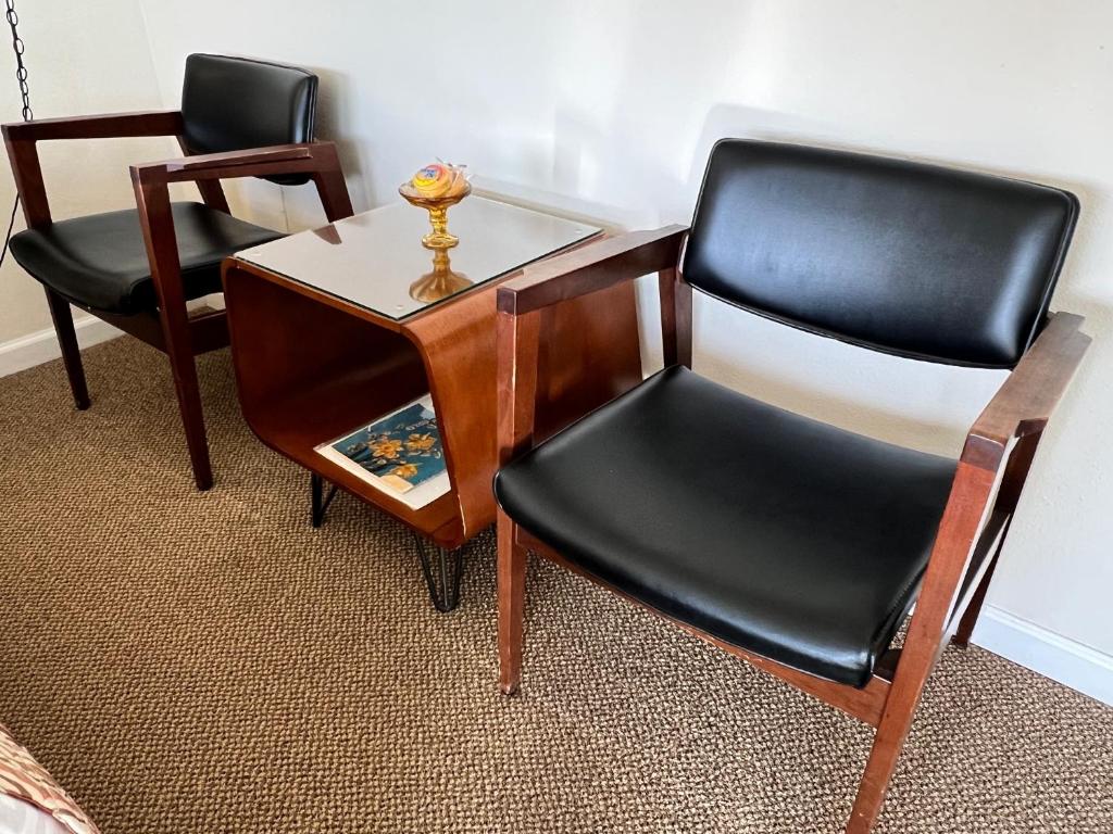 Roadrunner Lodge Motel - Ground Floor King Room - Pets Not Allowed