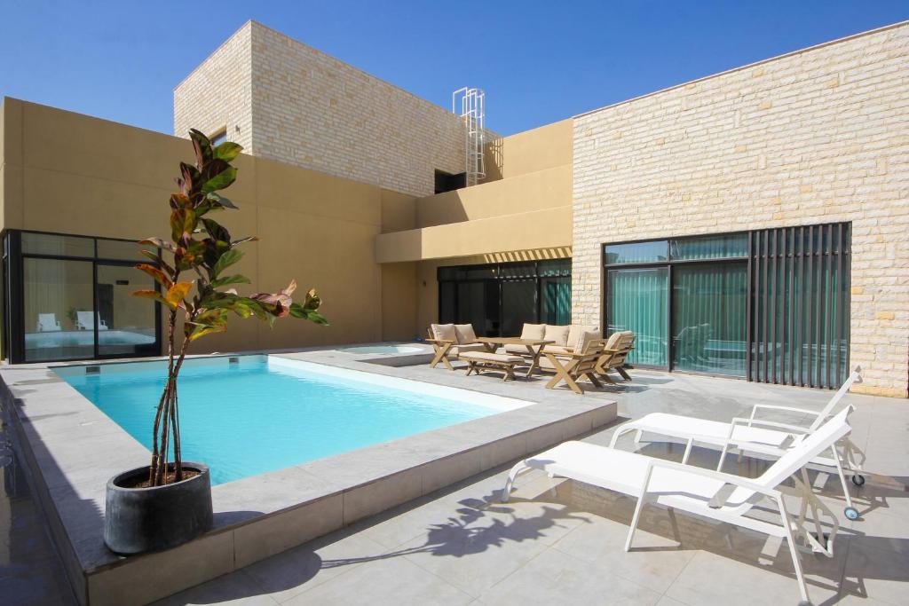 Silk Valley - Al Jurf Luxury 4BR maid's with private pool