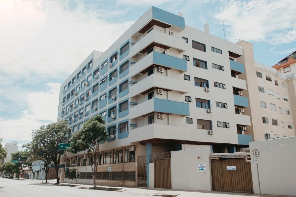 an apartment building on the corner of a street at Hotel Letto Caxias in Caxias do Sul