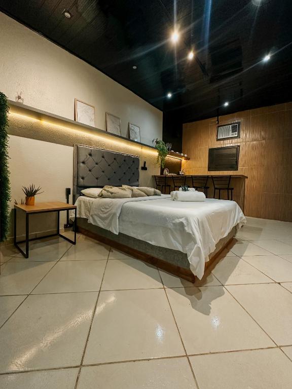 a bedroom with a large bed in a room at Espaços Cardoso, GRÊS - refúgio sólido e silencioso in Igrejinha