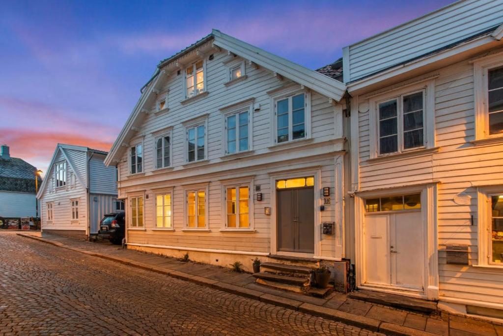 a group of wooden houses on a street at Harmony apartments - Stavanger sentrum in Stavanger