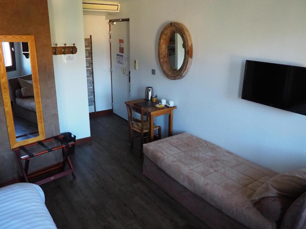 Logis Hôtel - Auberge les Clarines - Chambre Quadruple Avec Vue Sur Montagne