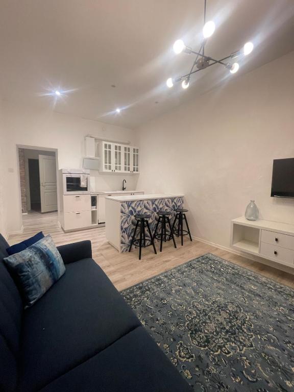 a living room with a couch and a kitchen at Hubane korter Kiviõlis in Kiviõli