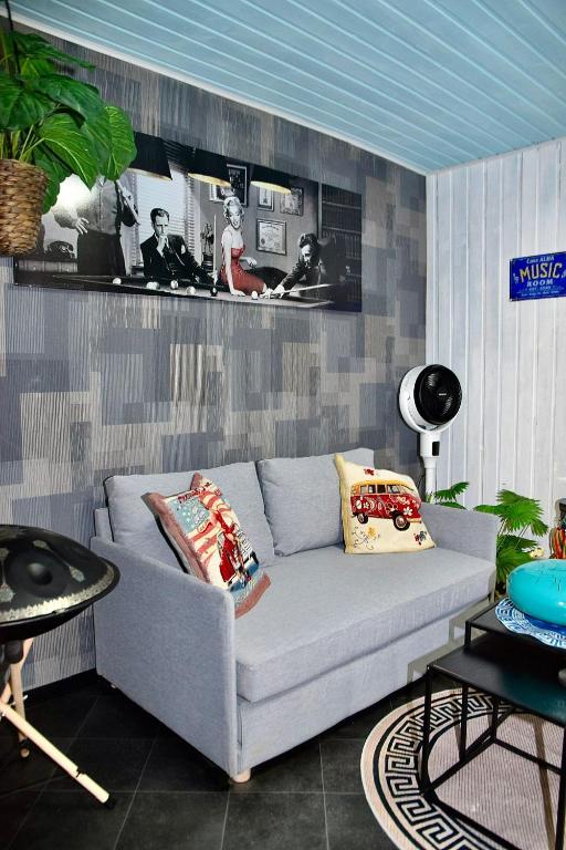 a living room with a gray couch in a room at Casa Alba in Mastershausen